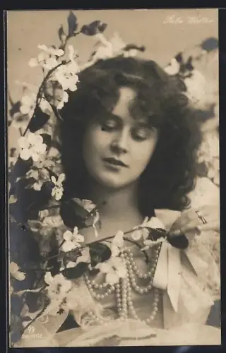 AK Opernsängerin Reta Walter betrachtet einen Blütenzweig