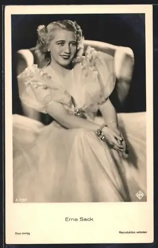 AK Schauspielerin Erna Sack in Sessel sitzend porträtiert