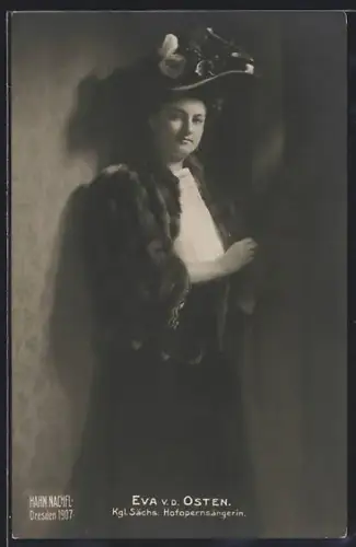 Foto-AK Walter Hahn, Nachfolger, Opernsängerin Eva v. d. Osten im Mantel