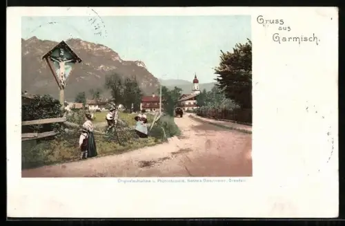 AK Garmisch, Dorfstrasse mit Wegkreuz und Kirche