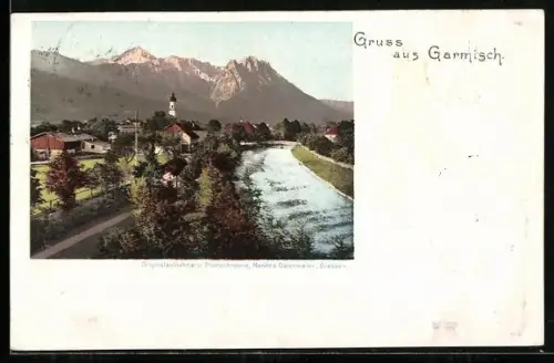 AK Garmisch, Ortsansicht mit Kirche und Fluss vor Gebirgspanorama