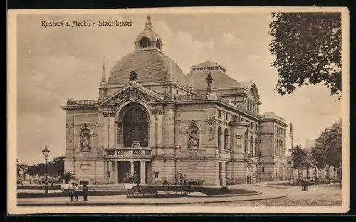 AK Rostock i. Meckl., Stadttheater, Totalansicht