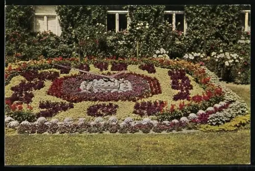 AK Greiz, Blumenuhr vor bewachsener Hauswand