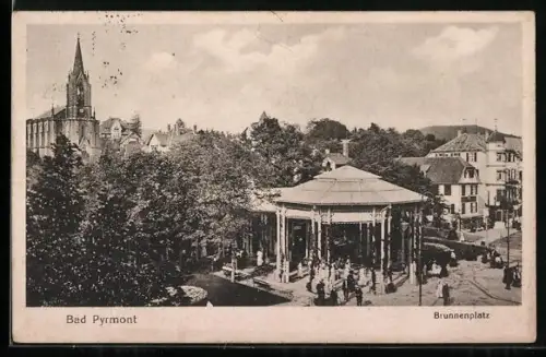 AK Bad Pyrmont, Brunnenplatz mit Passanten