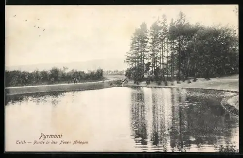 AK Pyrmont, Teich, Partie in den Neuen Anlagen mit Besuchern