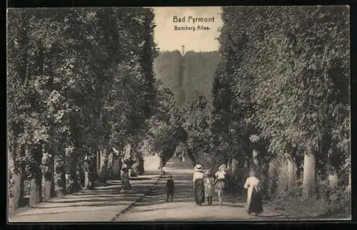 AK Bad Pyrmont, Bomberg Allee mit Passanten