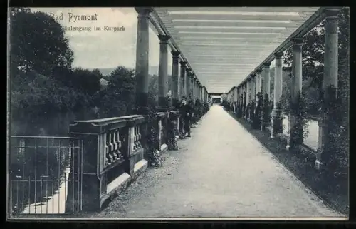 AK Bad Pyrmont, Säulengang im Kurpark
