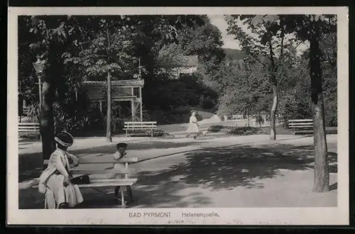 AK Bad Pyrmont, Helenenquelle mit Besuchern