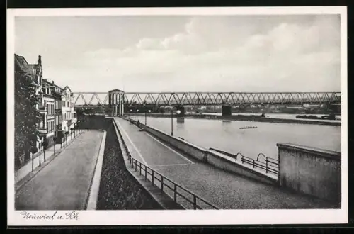 AK Neuwied a. Rh., Rheinpromenade und Eisenbahnbrücke