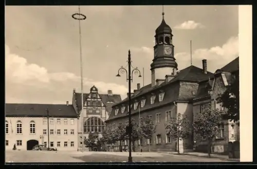 AK Auma /Thür., Marktplatz mit Rathaus und Stadthaus