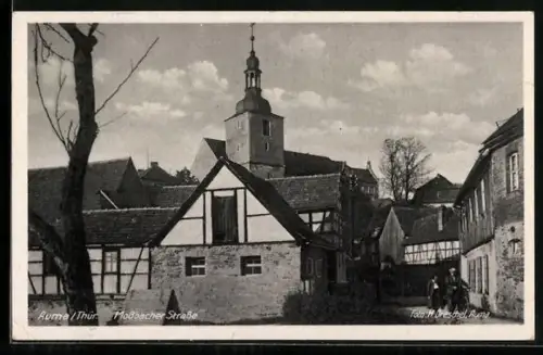 AK Auma /Thur., Mossbacher Strasse, Fachwerkhäuser, Kirchturm