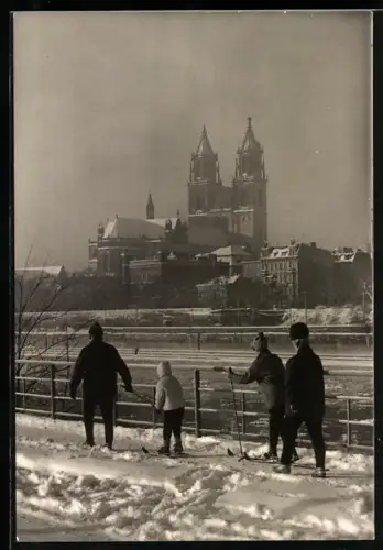 AK Magdeburg, Blick über die Elbe auf den Dom im Winter, Kinder auf Skiern