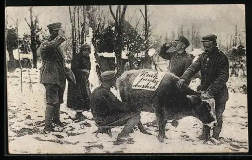 Foto-AK Soldaten melken eine Kuh im Winter, Schild: Heute frischer Anstich