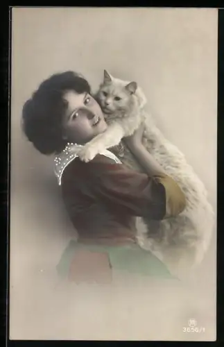 AK Junge Dame mit Katze auf dem Arm