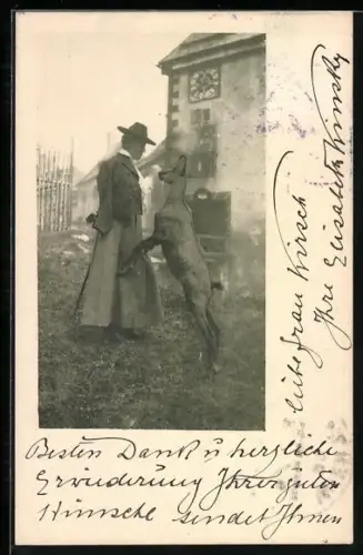 Foto-AK Dame in Tracht mit hochspringendem Reh