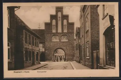 AK Neustadt i. Holst, Krempertor mit Möbel-Magazin von Georg Waas