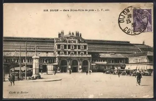 AK Dijon, Gare Dijon-Ville de pres, Passanten und parkende Autos vor dem Bahnhofsgebäude