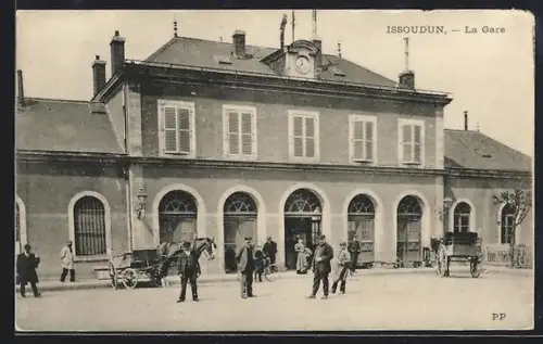 AK Issoudun, La Gare, Bahnhofsgebäude mit Uhr