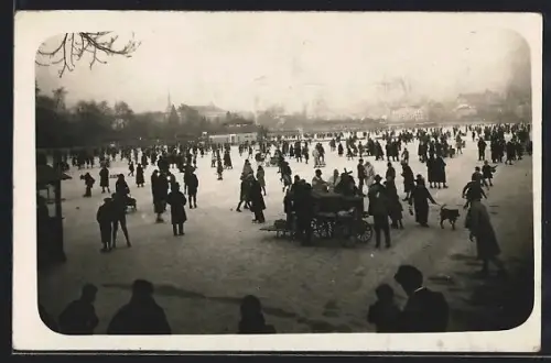 Foto-AK Zürich, Grosse Menschenmenge auf zugefrorenem Gewässer, Eisstoss