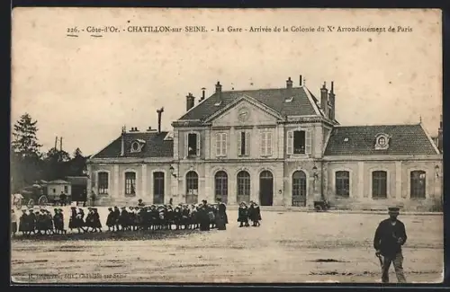AK Chatillon-sur-Seine, la Gare, Arrivée de la Colonie du X. Arrondissement de Paris