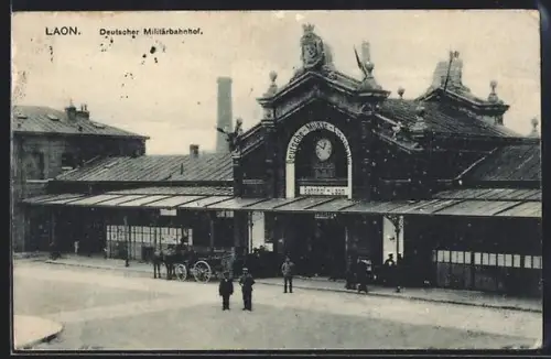 AK Laon, Deutscher Militärbahnhof mit Leuten