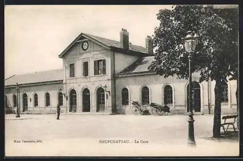 AK Neufchateau, La Gare, Bahnhof mit Wagen