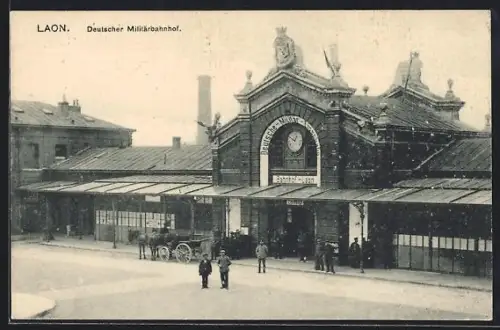 AK Laon, Deutscher Militärbahnhof mit Leuten