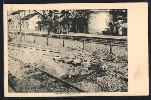 AK Guignicourt, Bahnhof mit Zerstörungen am Gleisbett