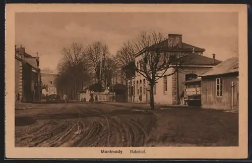 AK Montmédy, Bahnhof mit Strassenpartie