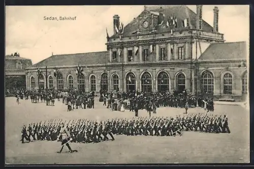 AK Sedan, Bahnhof mit Soldatenaufmarsch und Zuschauern