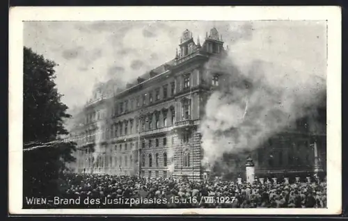 AK Wien, Brand des Justizpalastes am 15. & 16.7.1927, Menschenmassen vor dem brennenden Gebäude