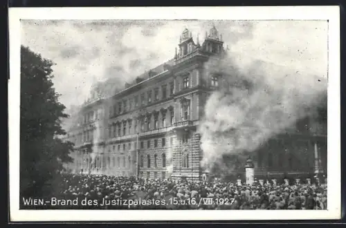 AK Wien, Brand des Justizpalastes am 15. & 16.7.1927, Menschenmassen vor dem brennenden Gebäude