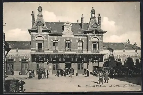 AK Berck-Plage, La Gare, Passanten vor dem Bahnhofsgebäude