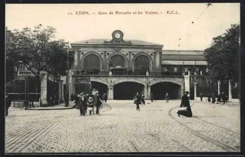 AK Lyon, Gare de Perrache et les Voutes, Passanten am Bahnhof