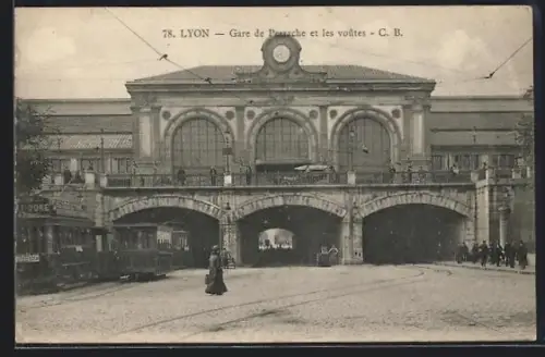 AK Lyon, Gare de Perrache-les Voutes, Strassenbahn am Bahnhof