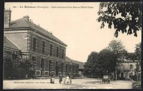 AK Le Buisson /Dordogne, Cour extérieure de la Gare et l`Hôtel Coste, Bahnhof