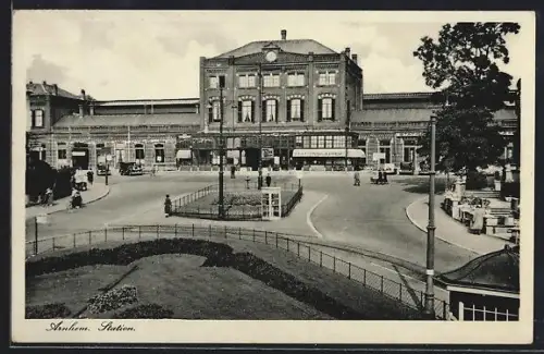 AK Arnhem, Station, Fussgänger am Bahnhof