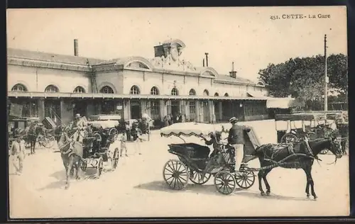AK Cette, La Gare, Pferdekutschen vor dem Bahnhof