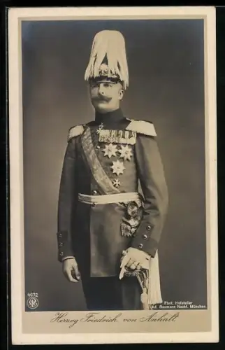 Foto-AK Herzog Friedrich von Anhalt in Uniform mit Paradehelm u. Orden