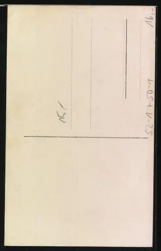 Foto-AK Schimpanse sitzt auf einem Hocker und trinkt aus einer Flasche