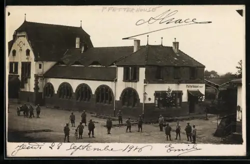 AK Pfetterhausen, Teilansicht mit zweistöckigem Gebäude und französischen Soldaten