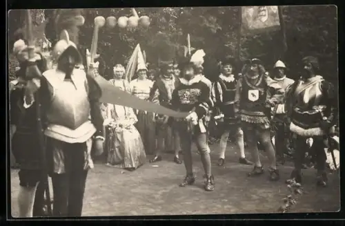 Foto-AK Bozen, Männer und Frauen beim Sängerfest des M.G.V. Bozen im Schloss Runkelstein