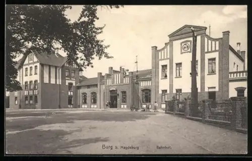 AK Burg b. Magdeburg, Bahnhof mit Passanten