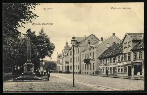 AK Uelzen, Veersser Strasse mit Kriegerdenkmal