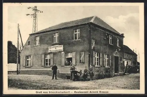 AK Steckelsdorf, Restaurant Arnold Krause mit Gruppe vor dem Haus