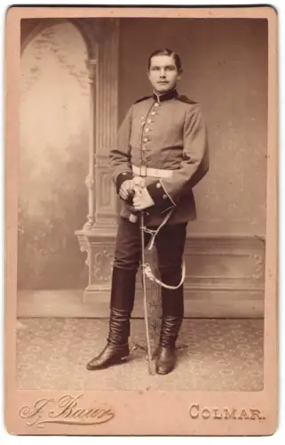 Fotografie J. Bauer, Colmar, junger Soldat in Uniform des Kurmärkischen Dragoner Rgt. N. 14 mit Säbel