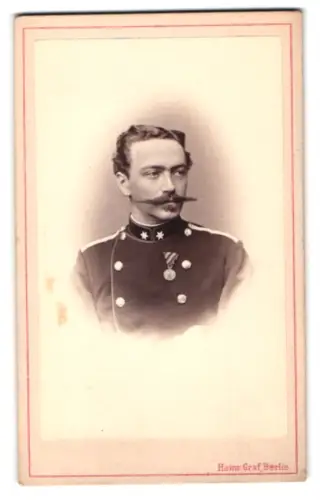 Fotografie Heinr. Graf, Berlin, Portrait Wilhelm August Freiherr von Gemmingen in Uniform mit Orden