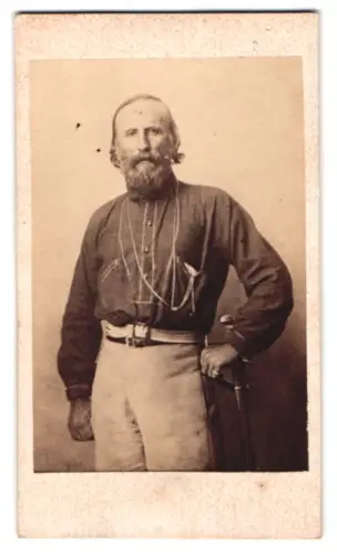 Fotografie Portrait Giuseppe Garibaldi, italienischer Freiheitskämpfer mit Säbel