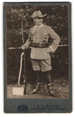 Fotografie K. D. Borst, Giessen, DSWA Soldat Schutztruppe in Uniform mit Südwester und Sporen