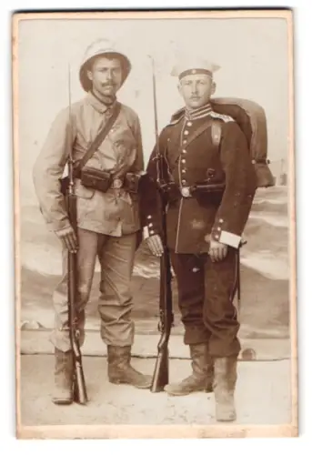 Fotografie Otto Barkhausen, Wilhelmshaven, Matrose des Seebataillon und Soldat des Ostasien Expedition Korp 1900